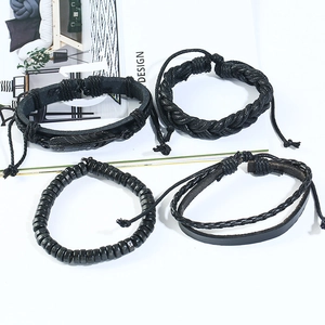 Lot de 4 bracelets vintage en cuir noir avec cordons tressés, perles en bois et plume