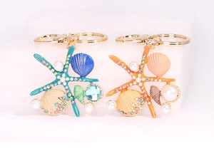 Vue détaillée de porte-clés étoile de mer et coquillage avec perles et strass