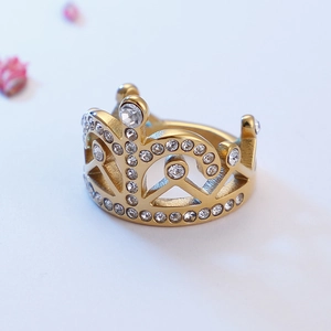 Elegante anello a corona d'oro con cristalli scintillanti visto da un'angolazione di 45 gradi