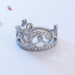 Elegante anello a corona in acciaio inossidabile argento con pietre di zirconia