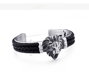 Detail eines silbernen Löwenkopf-Armbands mit schwarzem Lederband und Produktabmessungen
