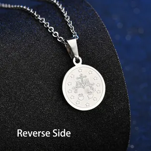 Reverso de un collar con colgante de moneda vintage con grabados de estrellas y cruces