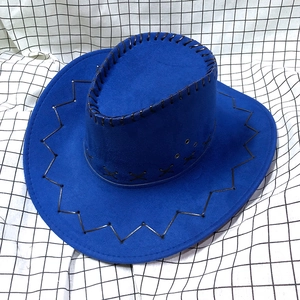 Detalle de sombrero vaquero azul de ante con costuras de cuero sintético negro y diseño