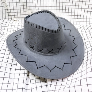 Detalle de sombrero vaquero de gamuza gris con costuras negras y ojales metálicos