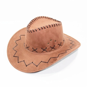 Detalle de sombrero vaquero marrón con costuras de cruz negras y ojales metálicos