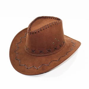 Detalle de sombrero de vaquero marrón de gamuza con costuras artesanales en los bordes