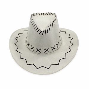 Detalle de sombrero vaquero con costuras cruzadas negras decorativas y ala ancha