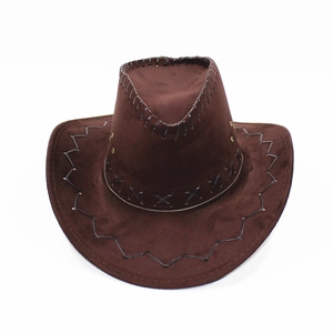 Detalle de sombrero vaquero de ante marrón oscuro con costuras cruzadas y ojales