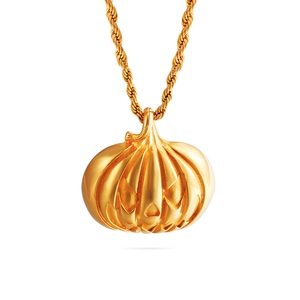 Collier avec pendentif citrouille dorée et chaîne de corde torsadée sur fond blanc