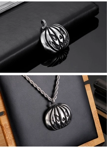 Vue détaillée du pendentif citrouille avec chaîne torsadée sur un support de luxe