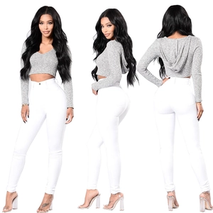 Set donna con felpa corta grigia e jeans bianchi a vita alta dal taglio aderente