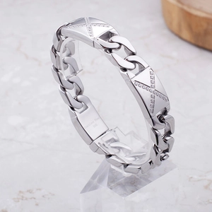 Silbernes 316L Edelstahl-Kettenarmband mit X-Muster-Zirkon-Einsätzen auf Marmor