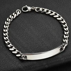 Pulsera ID de acero inoxidable pulido con cadena cubana sobre textura de cuero negro