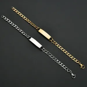 Detalle de pulseras de cadena de acero inoxidable con placa grabable en acabados oro y plata