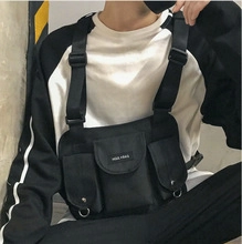 Vue détaillée du sac de poitrine tactique noir avec poches et anneaux en D fonctionnels