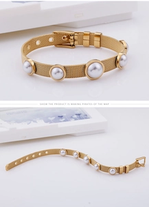 Détails du bracelet en maille dorée avec perles blanches et fermoir type montre en acier