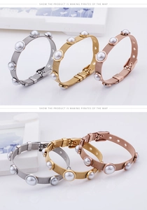 Détails des bracelets en maille tissée en or et argent ornés de perles blanches