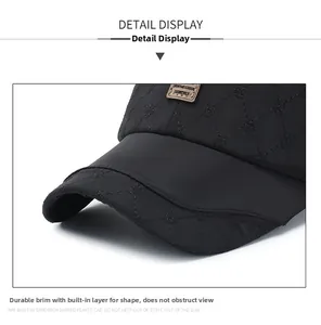 Détail de la visière de casquette noire matelassée avec écusson en cuir Sporting Goods