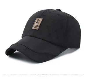 Détail de la casquette de baseball noire matelassée avec écusson logo en cuir marun