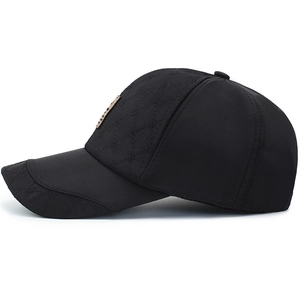 Casquette de baseball noire pour homme avec motif matelassé et plaque dorée latérale