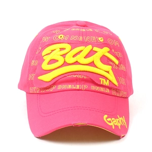 Détail de la casquette rose avec broderie 3D jaune et motifs de style streetwear
