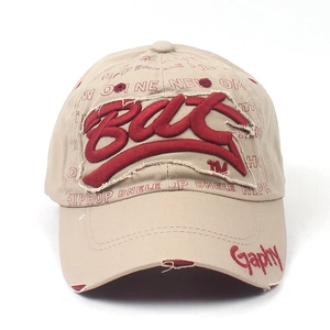 Détail de la casquette hip-hop beige avec broderie rouge BAC et finitions style vintage
