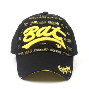 Casquette de baseball en coton noir avec broderie jaune et détails de bord usés