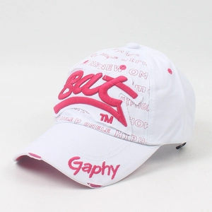 Détail de la casquette blanche en coton avec broderie rose et bord rétro effet usé
