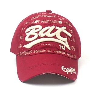 Vue détaillée casquette rouge foncé avec broderie 3D Bar et visière effet usé