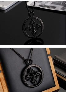 Détail du collier pendentif croix en acier titane noir gothique avec anneau gravé