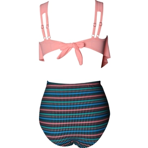 Vue détaillée du haut de bikini à volants rose et bas de maillot rayé taille haute