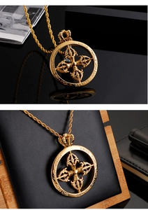 Vue macro du pendentif Vajra en acier doré avec gravure LOLITA et chaîne torsadée