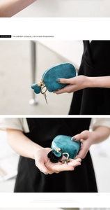 Detail der seeblauen Mini-Geldbörse mit matter Textur und 3D-Lederrosen-Anhänger-Accessoire
