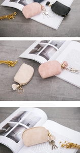 Detailansicht der Mini-Wildleder-Geldbörsen in Rosa, Schwarz und Beige mit Gold-Schlüsselanhänger