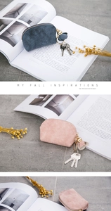 Details von Mini-Münzbörsen mit Blütenanhängern und goldenen Reißverschlüssen in Blau und Rosa