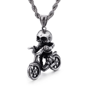 Pendentif moto crâne argenté de style punk avec chaîne torsadée sur fond blanc