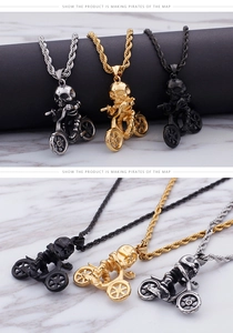 Détail de pendentifs moto crâne en or, argent et noir avec des chaînes torsadées
