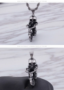 Gros plan du pendentif motard crâne style punk avec finition en argent vintage