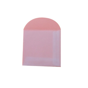 Raschietto in plastica rosa semicircolare con finitura liscia su sfondo bianco