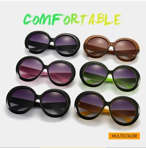 Vue à plat de lunettes de soleil rondes rétro surdimensionnées en plusieurs couleurs et verres