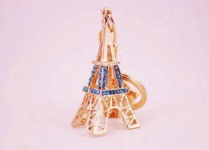 Vue détaillée du porte-clés Tour Eiffel or rose orné de strass bleus brillants