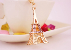 Détail du porte-clés Tour Eiffel doré orné de strass blancs brillants sur métal allié