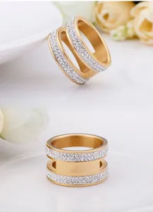 Détail macro d'une bague double couche en acier plaqué or 18k avec cristaux micro-pave