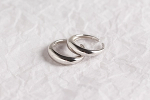 Makroaufnahme minimalistischer 925er Sterling Silber Ringe mit hochglanzpolierter Oberfläche