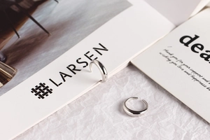 Detail der S925-Silberprägung auf einem minimalistischen, polierten Ring mit Spiegeleffekt