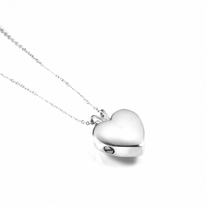 Dettaglio della collana a cuore per ceneri con apertura a vite laterale in acciaio
