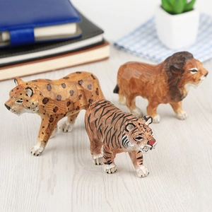 Figurines artisanales en bois de léopard, tigre et lion avec textures sculptées