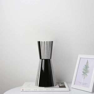 Nahaufnahme der geometrischen Keramikvase mit schwarz-weißen Streifen und Hochglanz-Finish