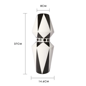 Maßzeichnung für eine moderne geometrische Keramikvase mit schwarz-weißen Punkten