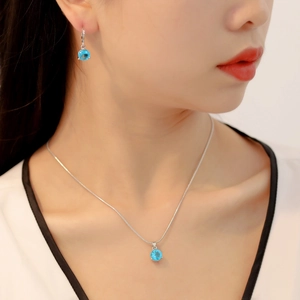 Parure bijoux argentée élégante avec pendentif zircon bleu rond et boucles d'oreilles